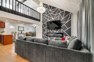 Deck and Fire Pit Tobyhanna Home 15 Mi to Skiing!