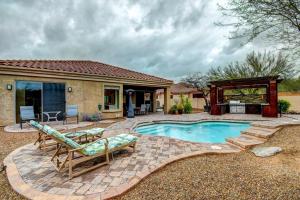 Luxe Couples Retreat w/ Pool & Outdoor Kitchen!