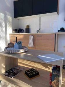 Hidden Pines - close to UNEschools, parkland view