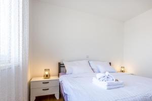 Apartments with parking space Sibenik - 21075