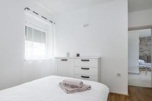 Apartments with parking space Sibenik - 21075