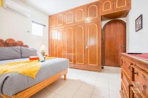 Cheerful Home with Sea Views and Malecón 1 Block plus Dogs Ok