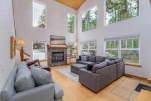 Just Plain Getaway by NW Comfy Cabins