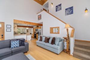 Just Plain Getaway by NW Comfy Cabins