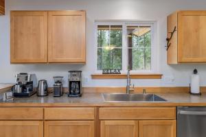 Just Plain Getaway by NW Comfy Cabins