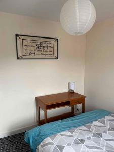 Serene 3-Bed Apartment - Park Views & Walking Distance to Royal Stoke Hospital