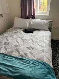 Serene 3-Bed Apartment - Park Views & Walking Distance to Royal Stoke Hospital - 莱姆河下游的纽卡尔斯