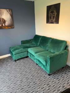 Peaceful 3 BR Flat with A View Near Hospitals-Free Parking