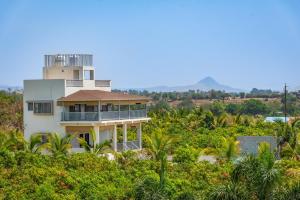 SaffronStays Mango Lakeview Villa - 3BR pool villa amid mango farms with Gangapur Dam views, deck & games