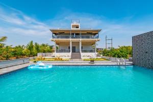 SaffronStays Mango Lakeview Villa - 3BR pool villa amid mango farms with Gangapur Dam views, deck & games