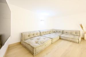 Modern 3 bedroom, city center with patio & high ceilings by 10ToSea