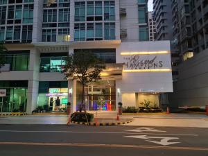 Huge condo unit near Burgos Circle, St Lukes, Shangri-La - P Hamptons T1