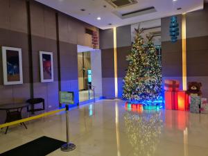 Huge condo unit near Burgos Circle, St Lukes, Shangri-La - P Hamptons T1