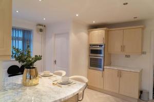 Solihull 5 Bed Home near NECBham airportJLRHS2