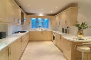 Solihull 5 Bed Home near NECBham airportJLRHS2