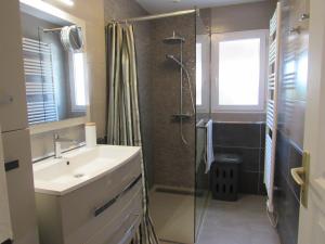 Villa avec Terrasse, Spa et Proximité Plages - FR-1-194-256