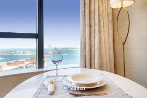 Manzil - Studio Apartment with Aura Pool & Sea View at The Palm Tower in Palm Jumeirah