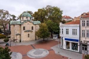 Top location in center and paid parking