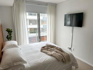 Luxury 1BR Green Point - Walk to Sea Point Promenade! Rooftop Pool, Secure Parking