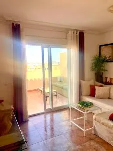 ÁTICO DELUXE entre CENTRO y PLAYA Salinas con TERRAZA, WIFI, PISCINA climatizada, GYM, SAUNA y GARAJE -Smart TV - Roquetas de Mar