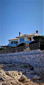 APARTMAJI PRI BOSI NOGI