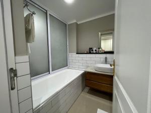 12 Palm Boulevard Apt, 402 byTo Go