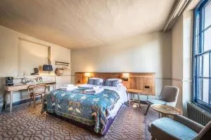 The Feathers Holt - Thornage