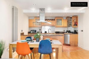 WEEKLY OR MONTHLY STAYS, London, Canary Wharf - Sleeps 6- 2Bedroom, FREE PARKING, Serviced Apartment By Maison Christo Property