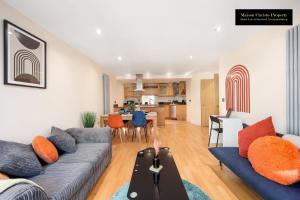 WEEKLY OR MONTHLY STAYS, London, Canary Wharf - Sleeps 6- 2Bedroom, FREE PARKING, Serviced Apartment By Maison Christo Property