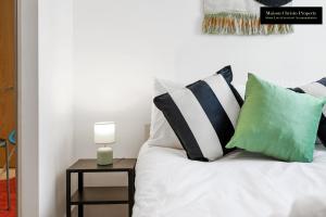 WEEKLY OR MONTHLY STAYS, London, Canary Wharf - Sleeps 6- 2Bedroom, FREE PARKING, Serviced Apartment By Maison Christo Property