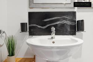 WEEKLY OR MONTHLY STAYS, London, Canary Wharf - Sleeps 6- 2Bedroom, FREE PARKING, Serviced Apartment By Maison Christo Property