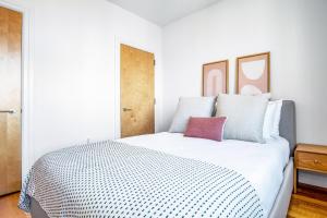 Hells Kitchen 1BR w Doorman nr Central Park NYC-525