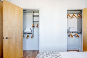 Hells Kitchen 1BR w Doorman nr Central Park NYC-525