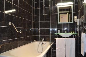 Hotels Hotel Saint Martin : Chambre Supérieure avec Baignoire