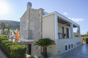 ΑΡΙΩΝ Village & Suites