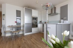 Victoria Centre Apartments in the Victoria Centre Shopping Centre - Nottingham City Centre - 24 hour access - Most Central Location and full Kitchen - Opposite Hilton by Restaurants & Shops - Outdoor Parking Cars or Vans five pounds a day