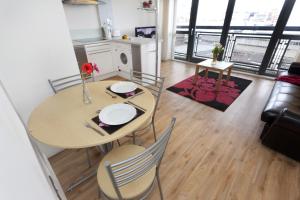 Victoria Centre Apartments in the Victoria Centre Shopping Centre - Nottingham City Centre - 24 hour access - Most Central Location and full Kitchen - Opposite Hilton by Restaurants & Shops - Outdoor Parking Cars or Vans five pounds a day