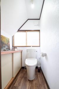 Immaculate Private Family Cottage with Hot Spring