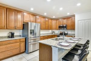 Sunny Florida Home with Lanai 9 Mi to Beach!