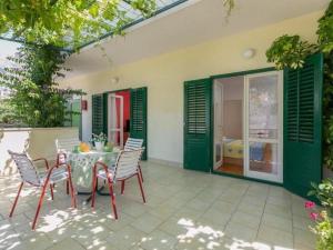 Apartment Mario in Makarska with a nice shady terrace