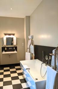 Maisons d'hotes L'Hotel Particulier Bordeaux : Suite Prestige 