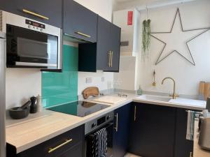 Top Deck - Fresh, stylish seaside apartment