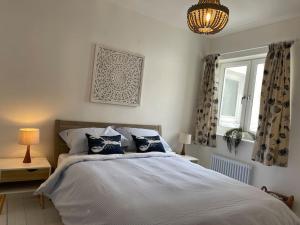 Top Deck - Fresh, stylish seaside apartment