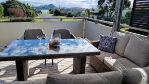 The Black Shack - Cooks Beach Holiday Home