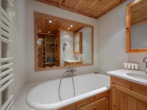 Grand appartement à Val-dIsère : 4 pièces, 95m², 7 pers, balcons, parking, exposé Sud-Est - FR-1-567-4