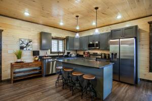 Spacious 5BR Mountain Cabin w Pool, Theater, Hot Tub & Fire Pit