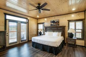 Spacious 5BR Mountain Cabin w Pool, Theater, Hot Tub & Fire Pit