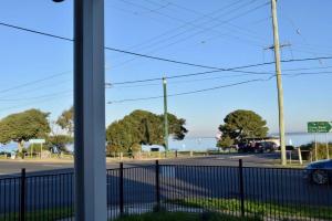 Beachside Getaway Bay Views North Shore VIC Sleeps 12 Free Wifi