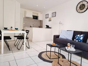 Appartements Grand studio RDC, avec parking gratuit sur place : photos des chambres