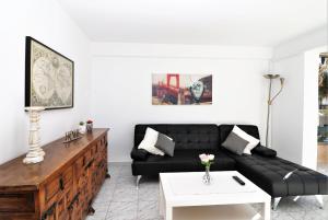 Versalles Pool Levante